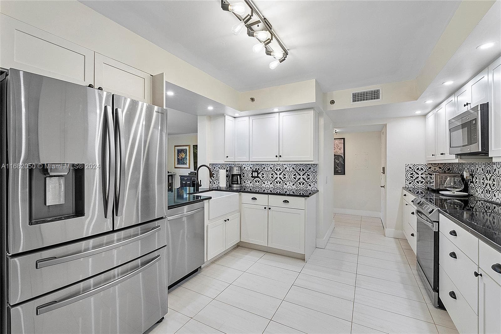 Lake Emerald · #315 in Oakland Park - Photo 9
