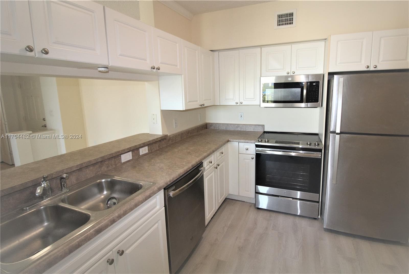 Porto Bellagio · #2612 in Sunny Isles Beach - Photo 14