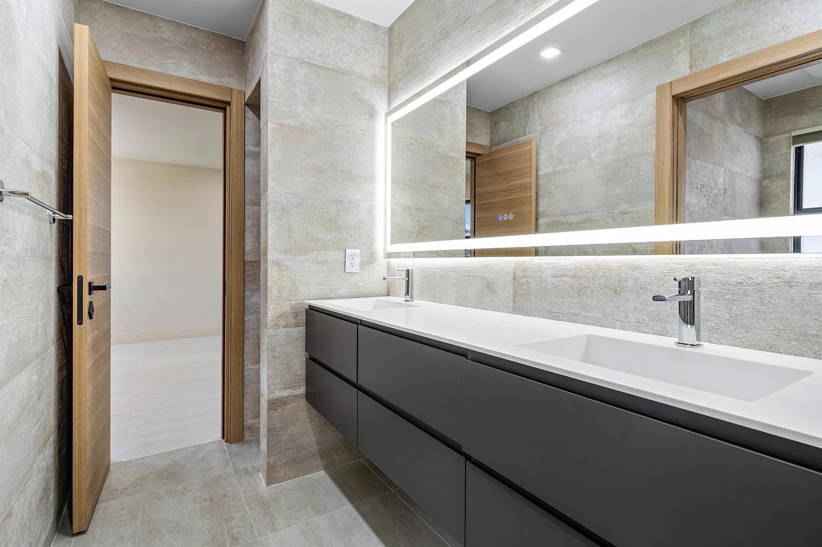 047-425CoralWay-FortLauderdale-FL-33301-
