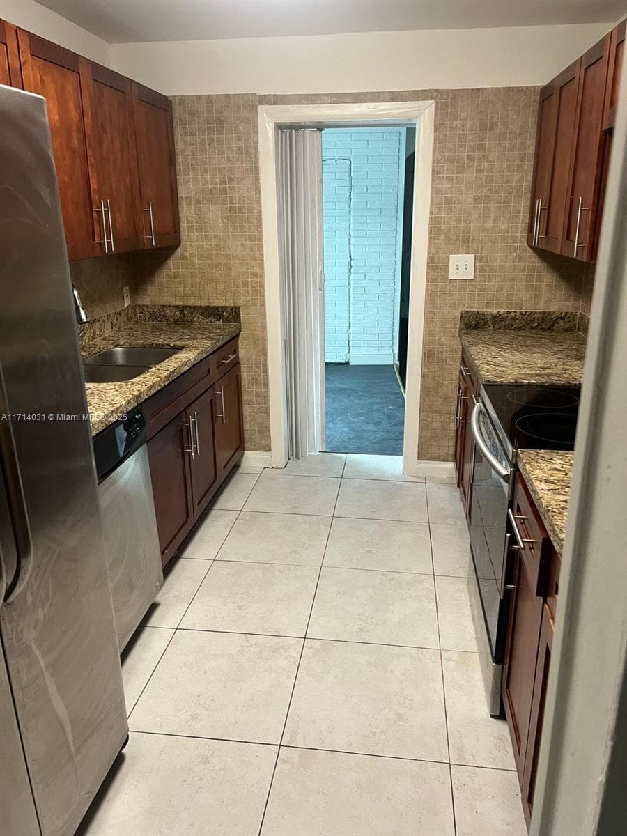 600 SW 28th Way photo 9