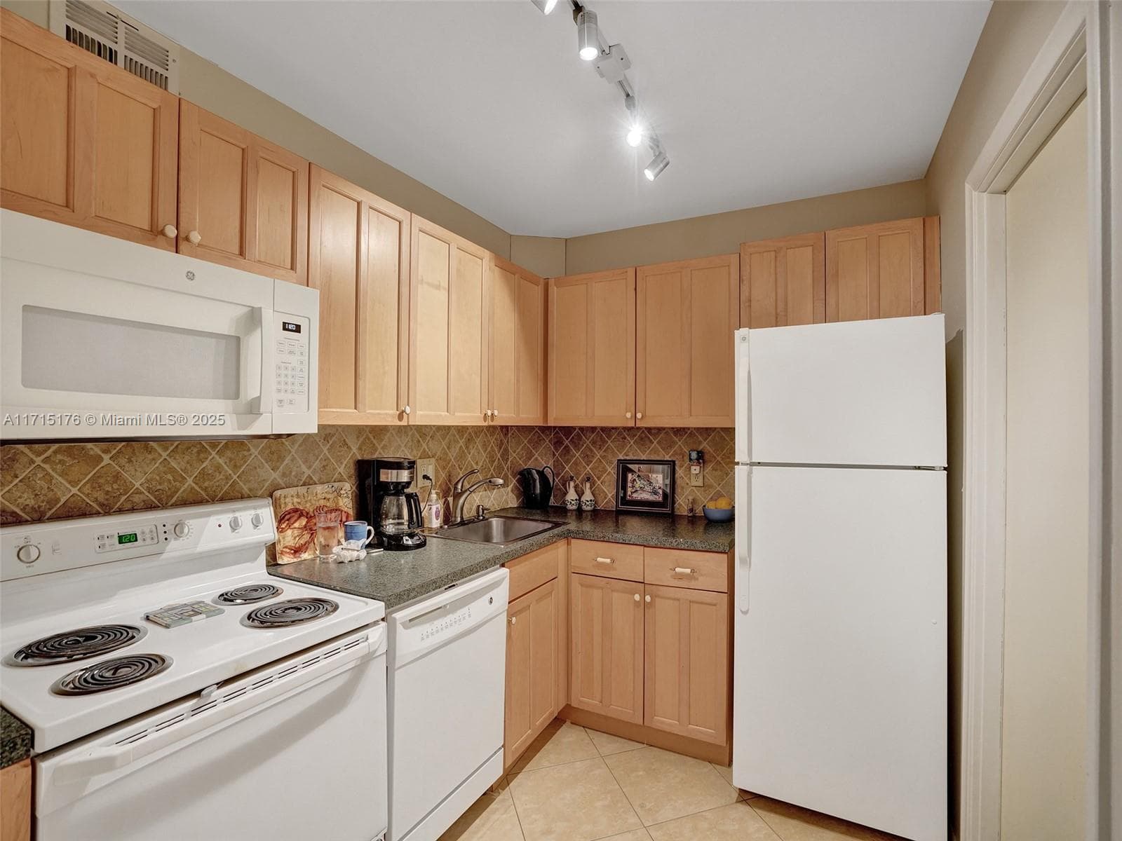 MANOR GROVE VILLAGE ONE · #204D in Wilton Manors - Photo 9