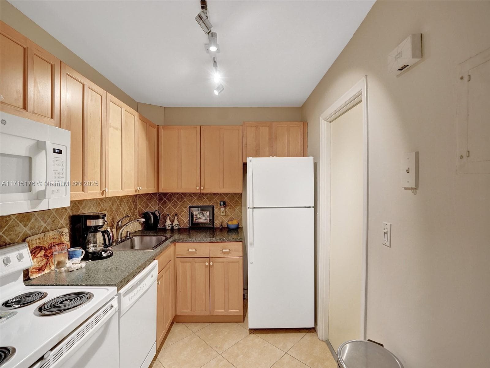 MANOR GROVE VILLAGE ONE · #204D in Wilton Manors - Photo 10