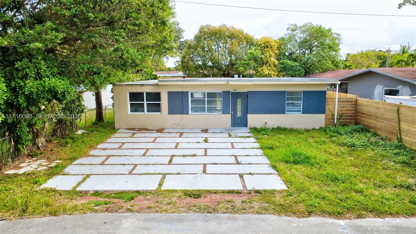 1240 SW 32nd Ave photo 3
