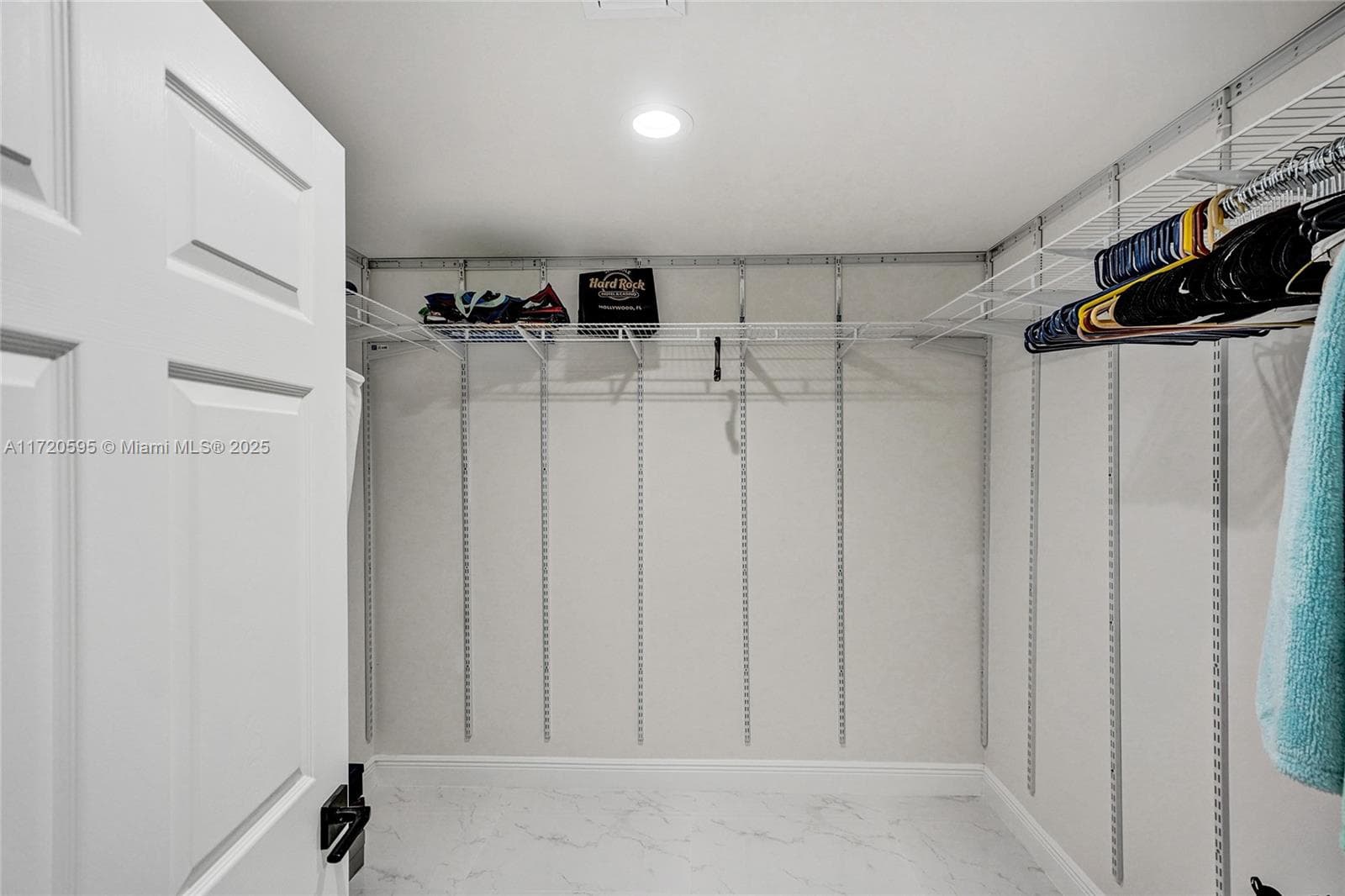 AZURE LAKE CONDO · #222 in Miami - Photo 51