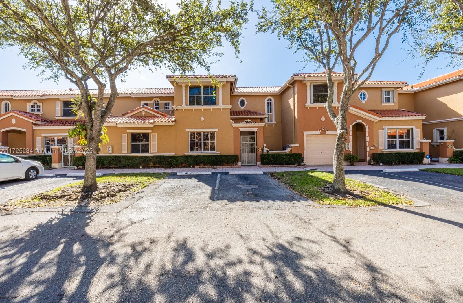 VILLA VIZCAYA CONDO · #1607 in Miami Lakes - Photo 1