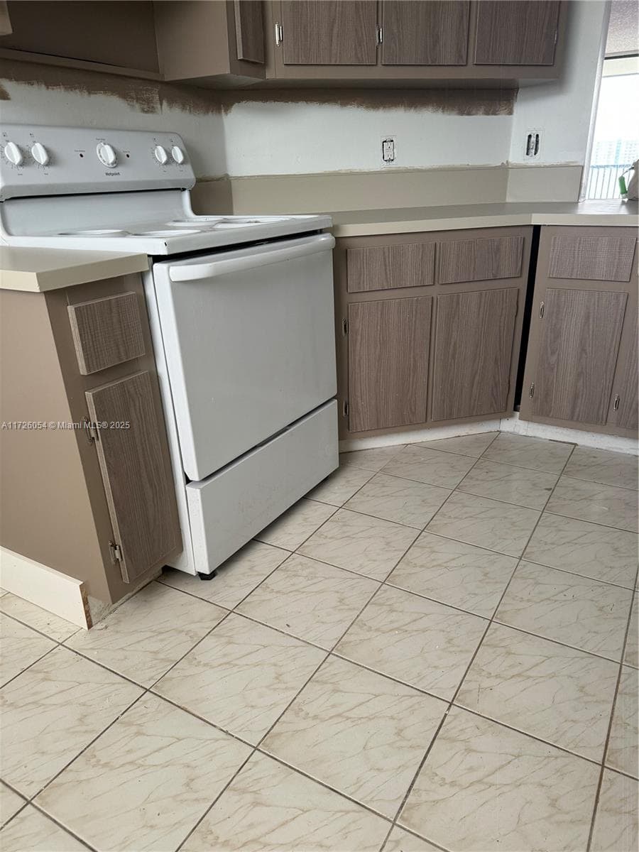 LAKE EMERALD CONDOMINIUM · #202 in Oakland Park - Photo 3