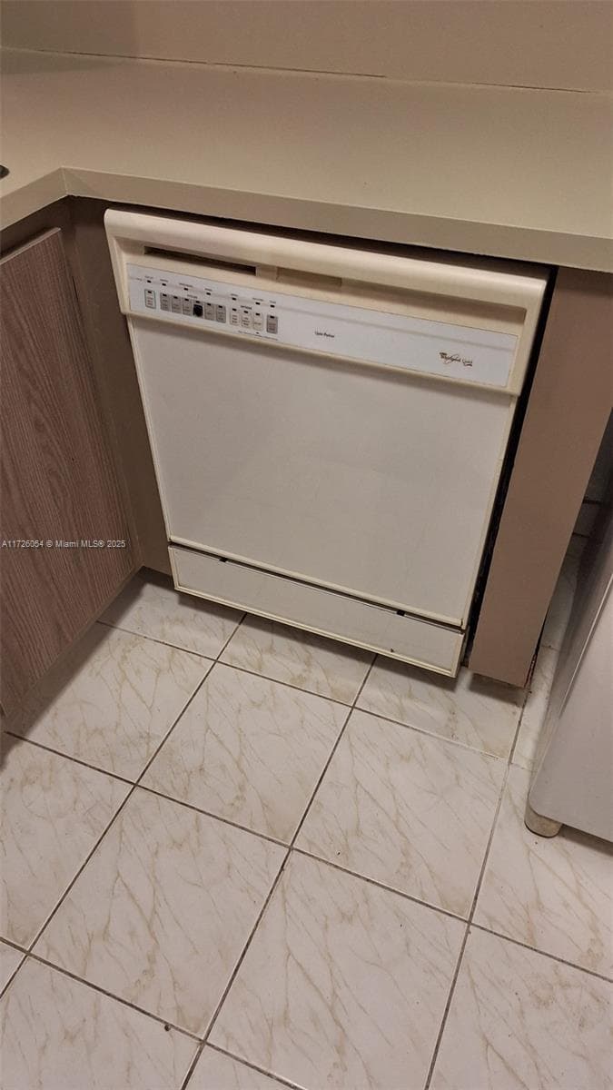 LAKE EMERALD CONDOMINIUM · #202 in Oakland Park - Photo 32