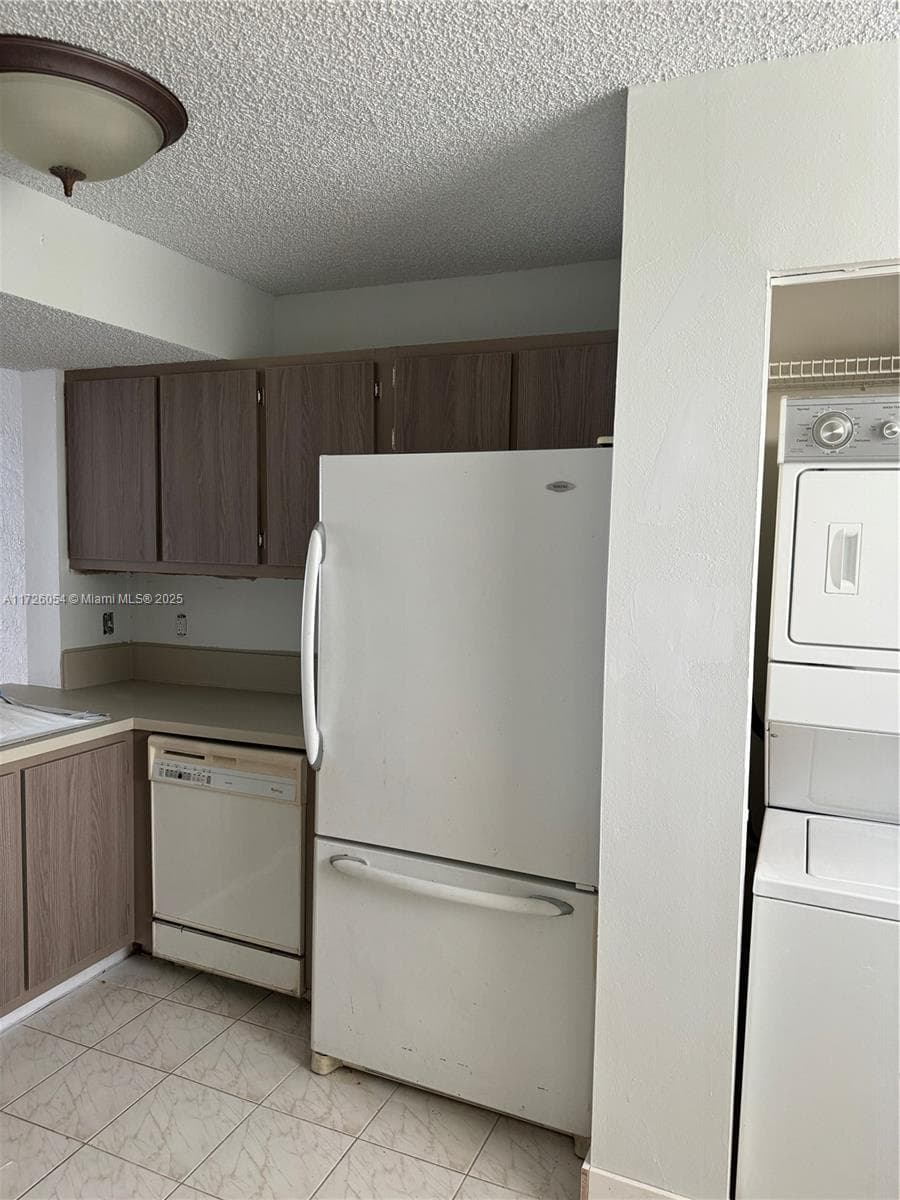 LAKE EMERALD CONDOMINIUM · #202 in Oakland Park - Photo 4