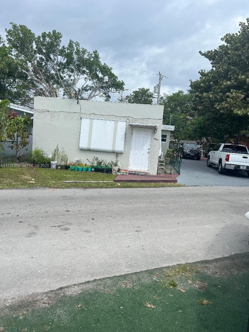 FRONT HOUSE