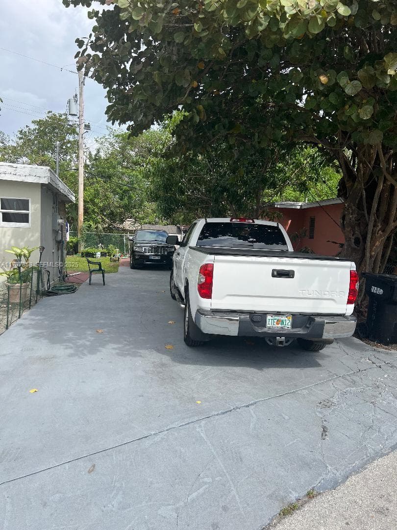 SIDE HOUSE PARKING