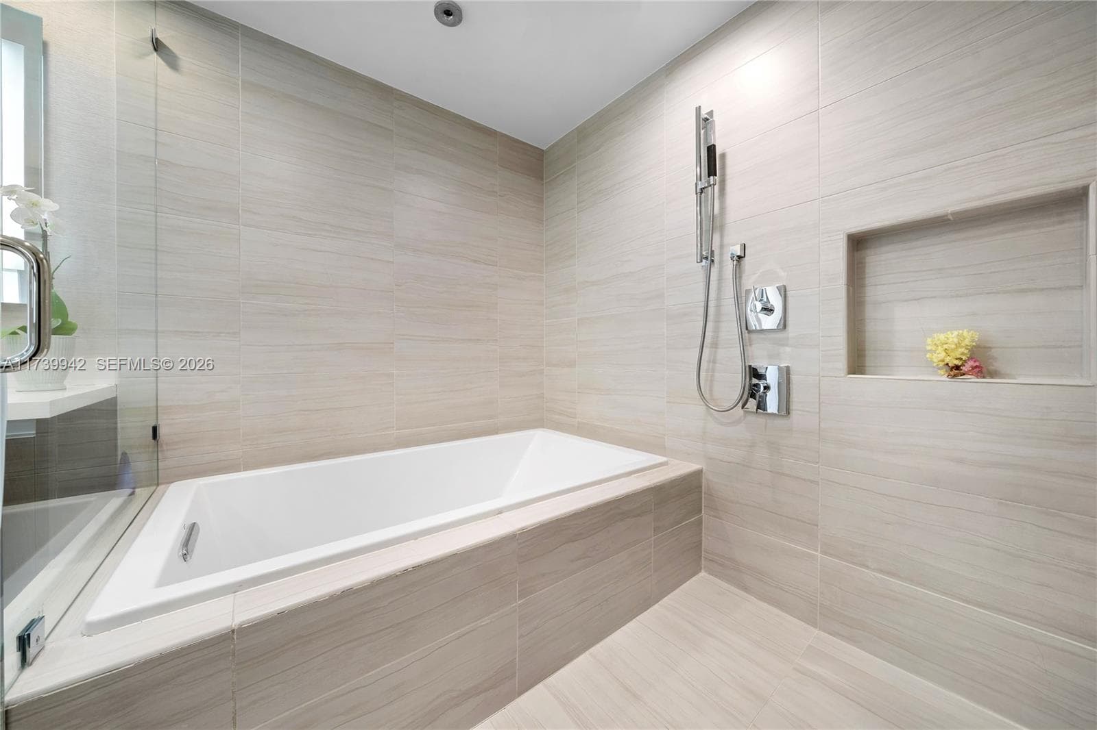 2nd Bedroom with Full En Suite Bathroom