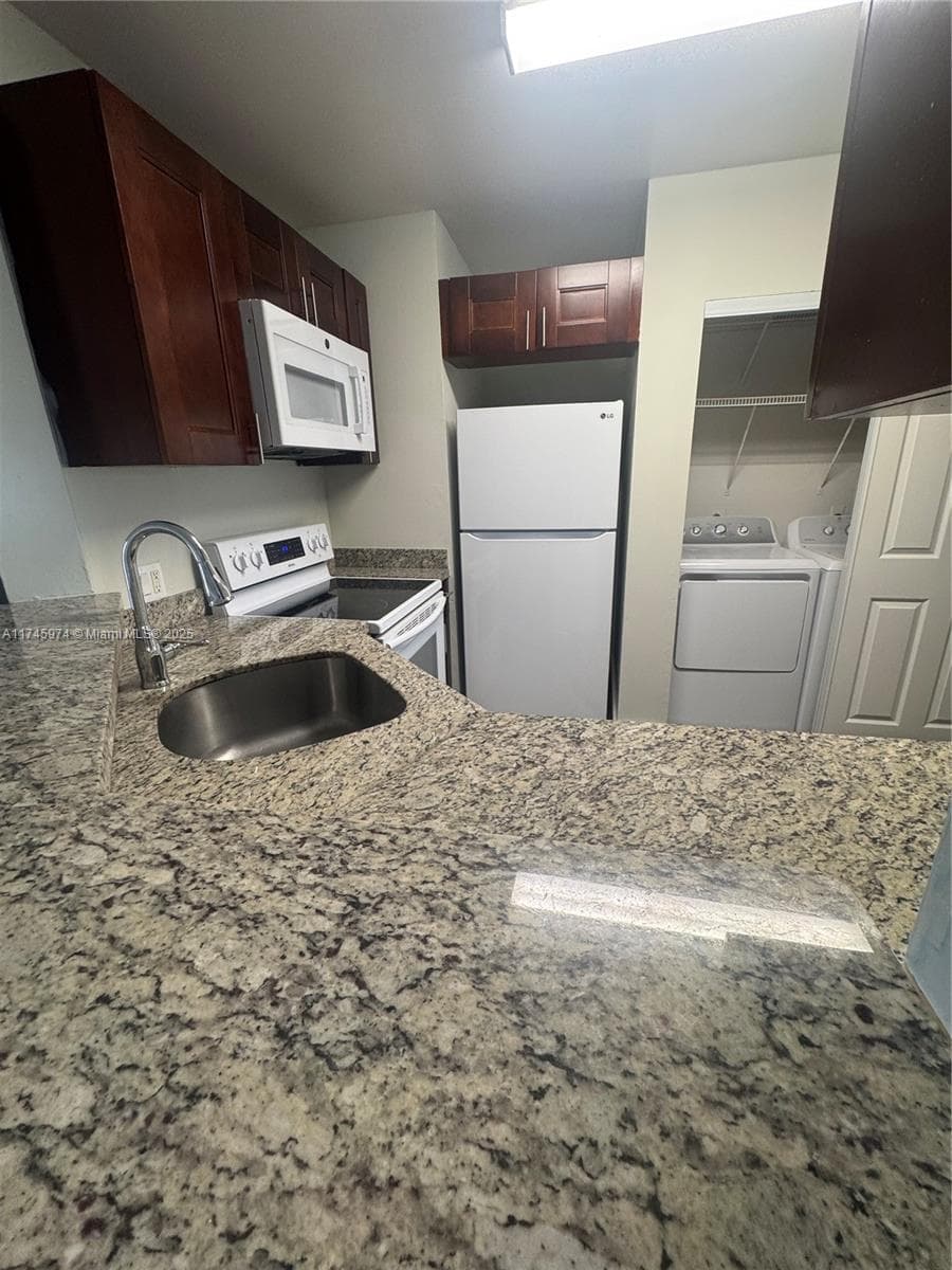 Summer Lake · #106 in Oakland Park - Photo 5