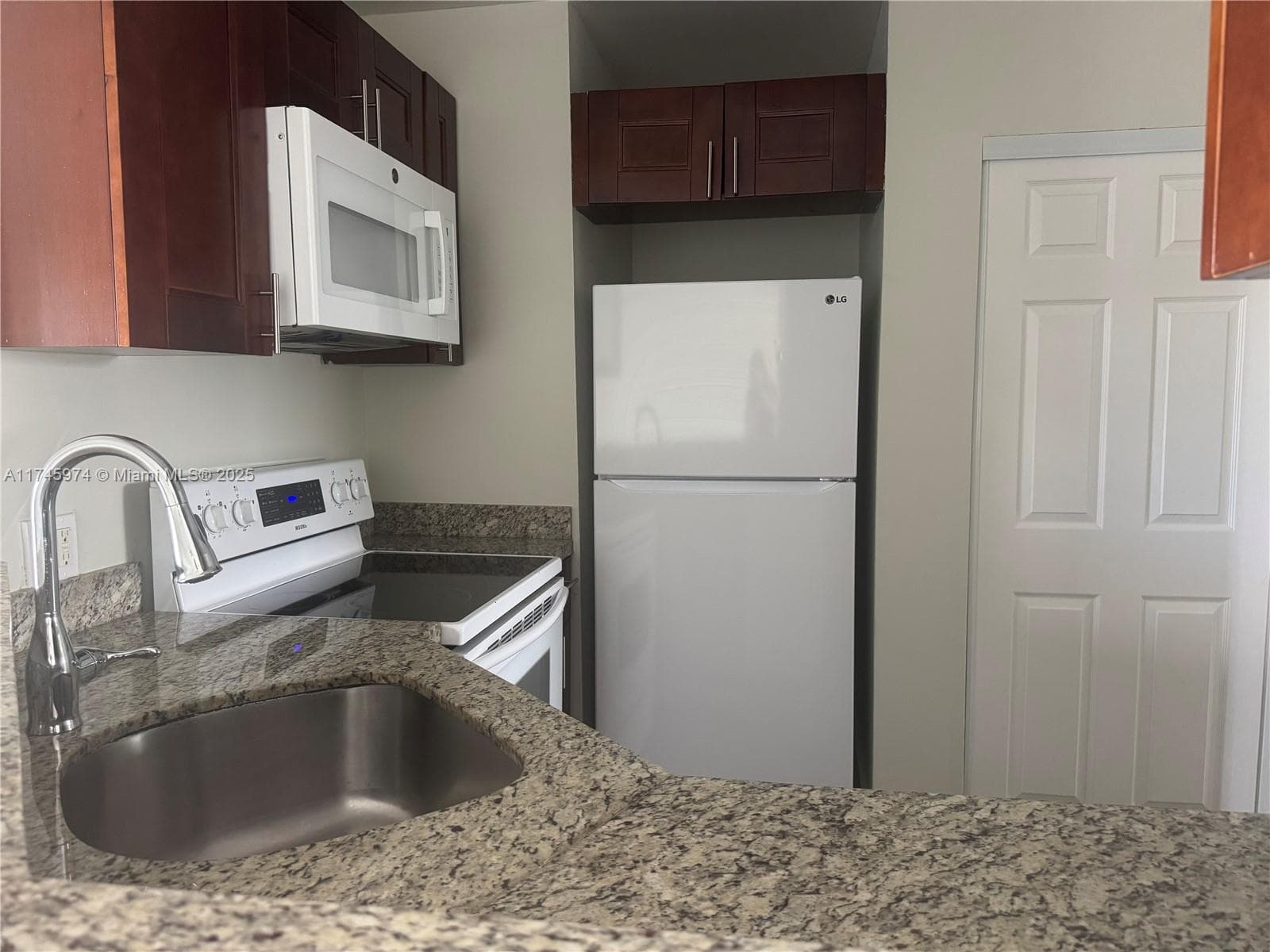 Summer Lake · #106 in Oakland Park - Photo 18