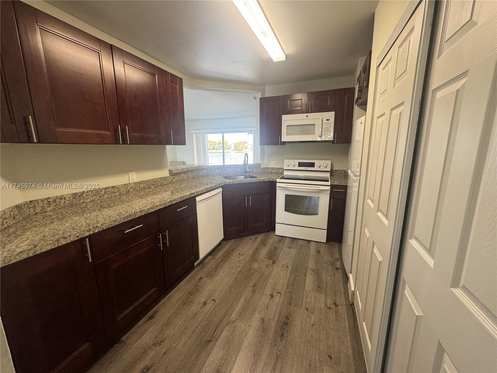 Summer Lake · #106 in Oakland Park - Photo 19
