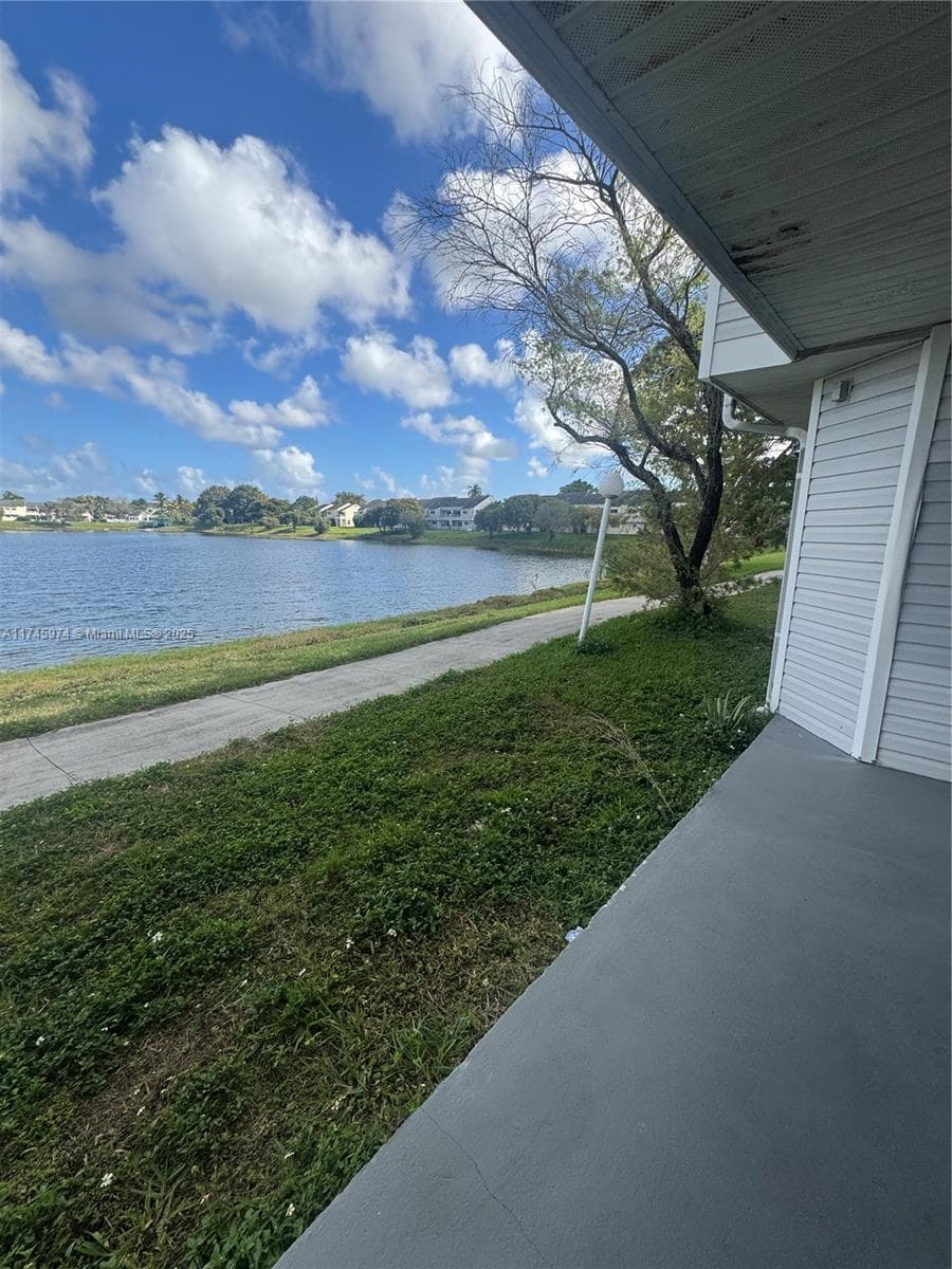 Summer Lake · #106 in Oakland Park - Photo 4