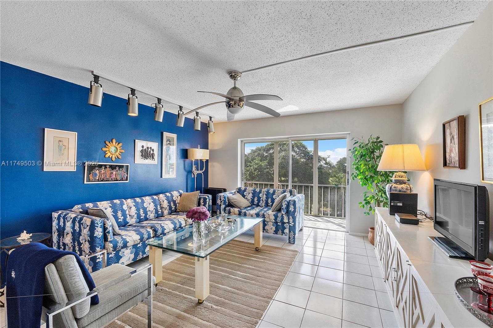 Beautifully and tastefully decorated with beachy vibe