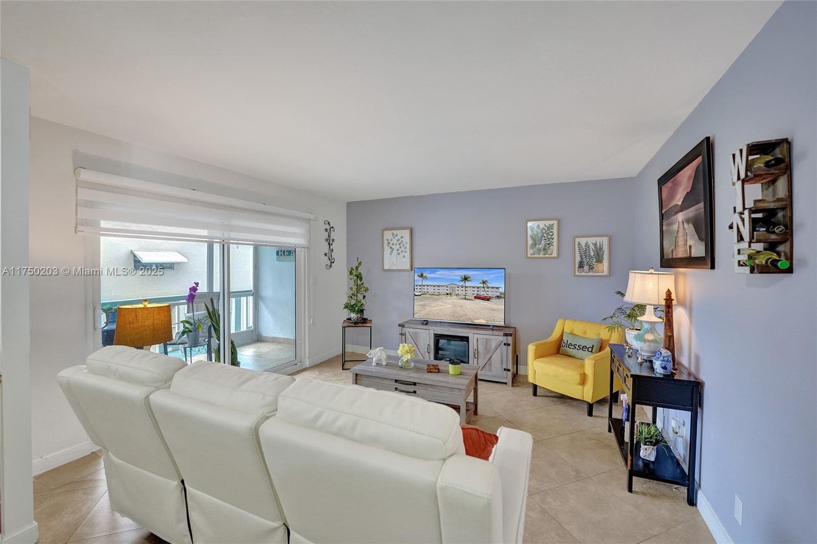 BEVERLY HILLS CONDO · #I203 in Hollywood - Photo 3
