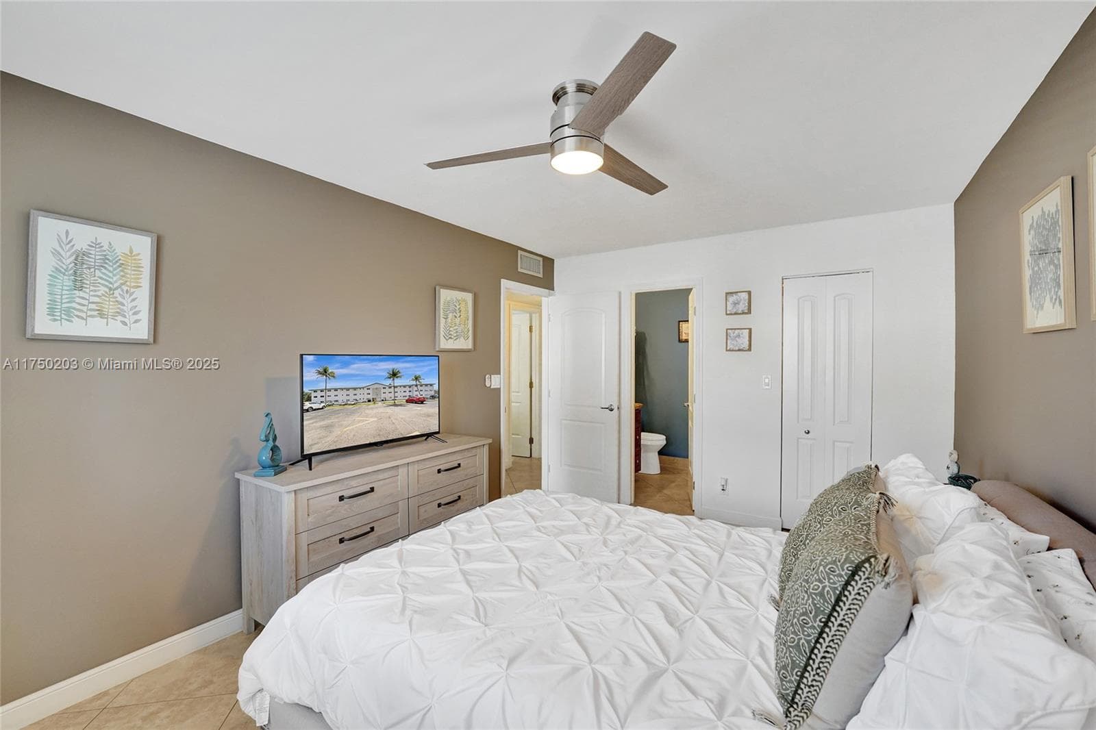 BEVERLY HILLS CONDO · #I203 in Hollywood - Photo 32