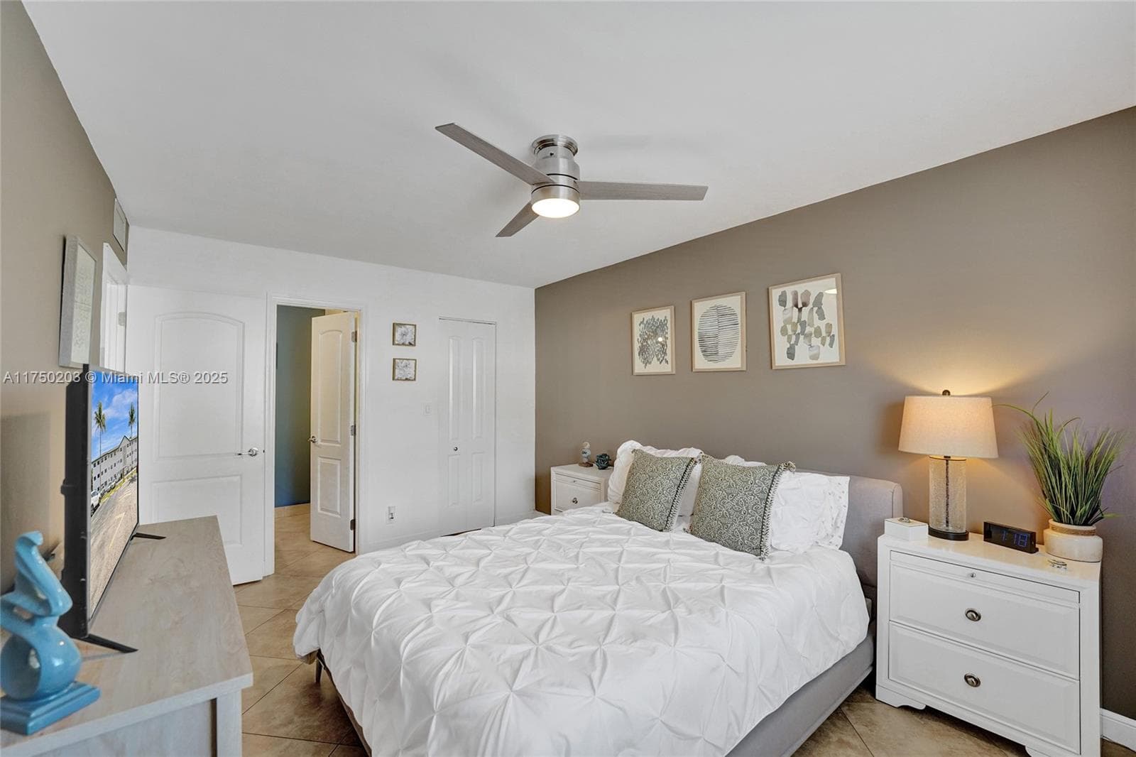 BEVERLY HILLS CONDO · #I203 in Hollywood - Photo 31