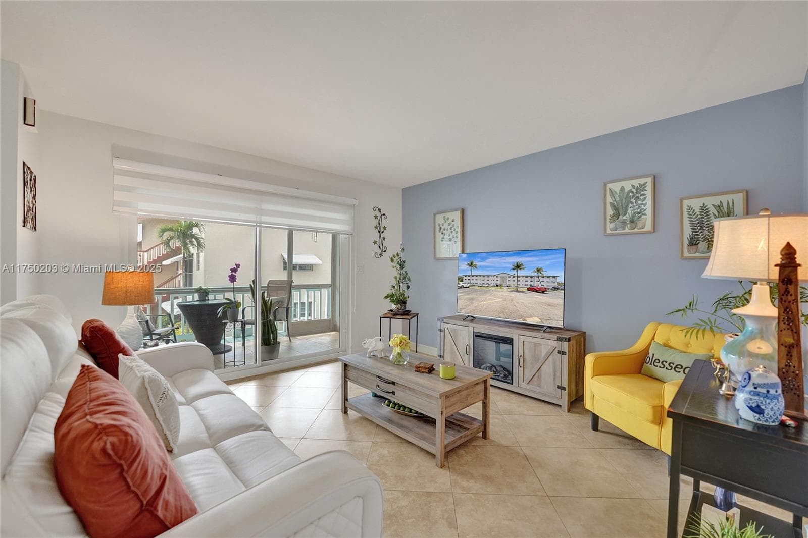 BEVERLY HILLS CONDO · #I203 in Hollywood - Photo 4