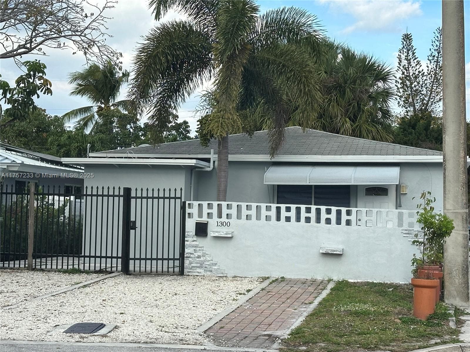 1300 NW 7th Ter photo 17