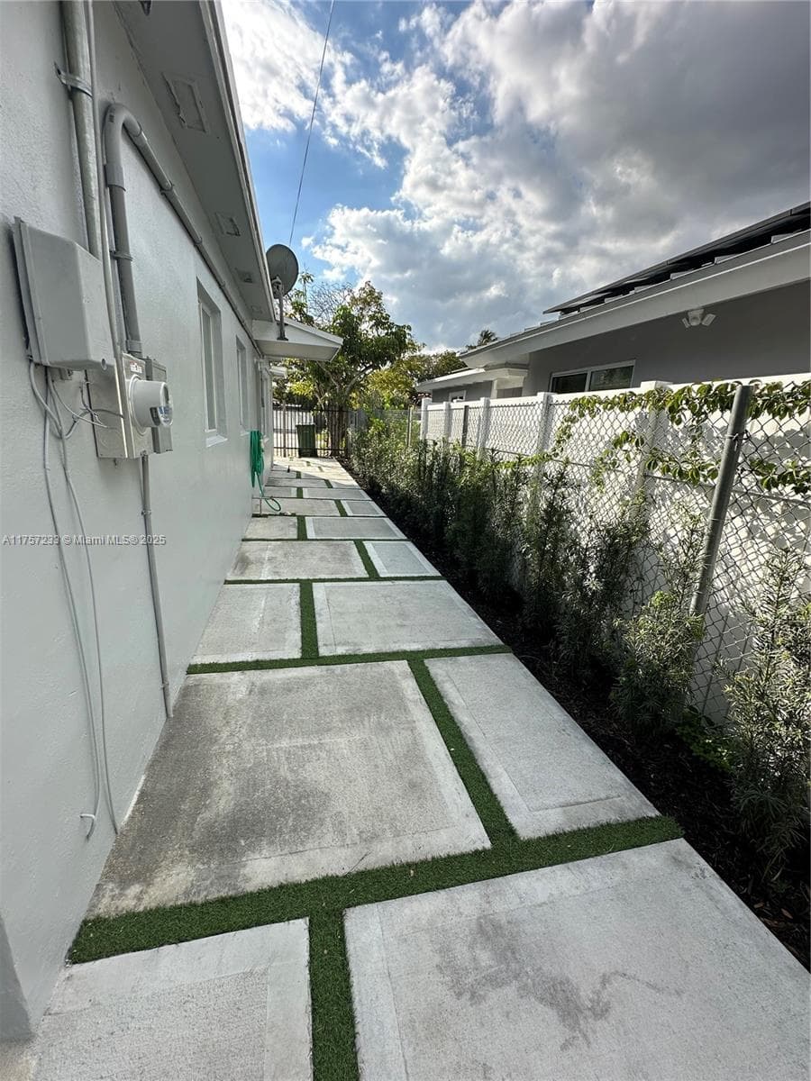 1300 NW 7th Ter photo 12