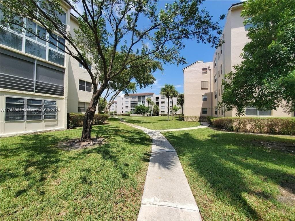 Somerset Condo · #209 in Lauderdale Lakes - Photo 1