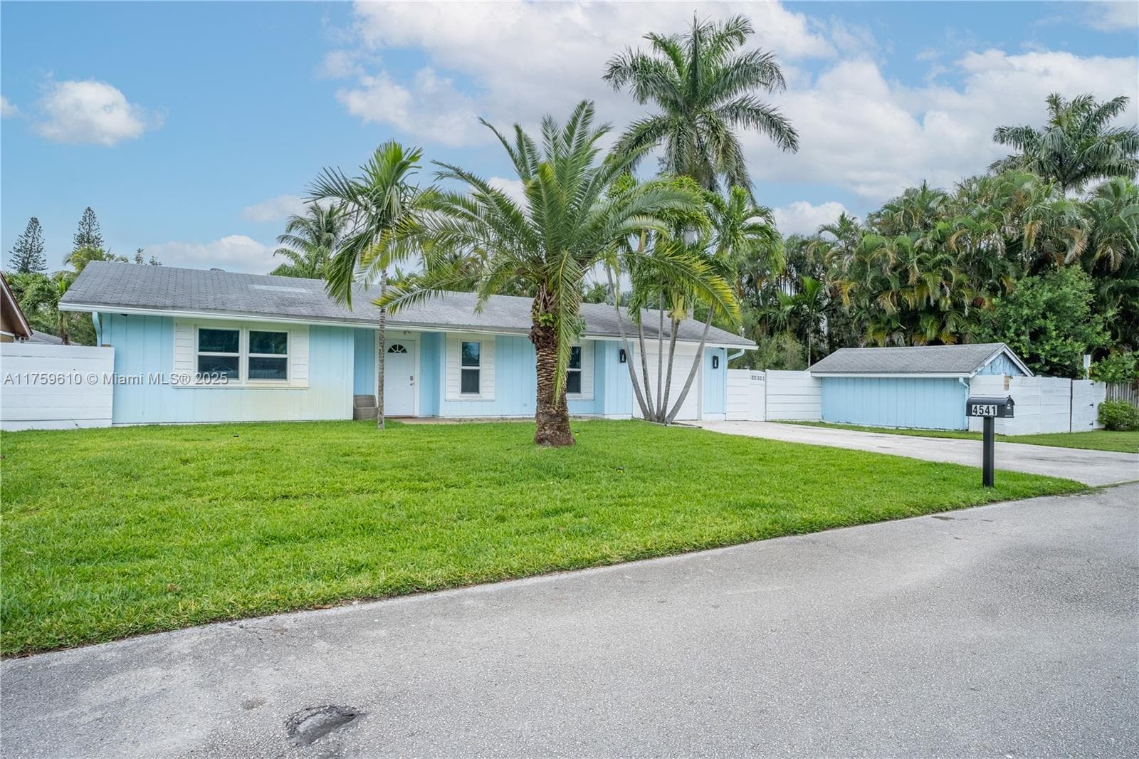 4541 SW 28th Ter photo 2