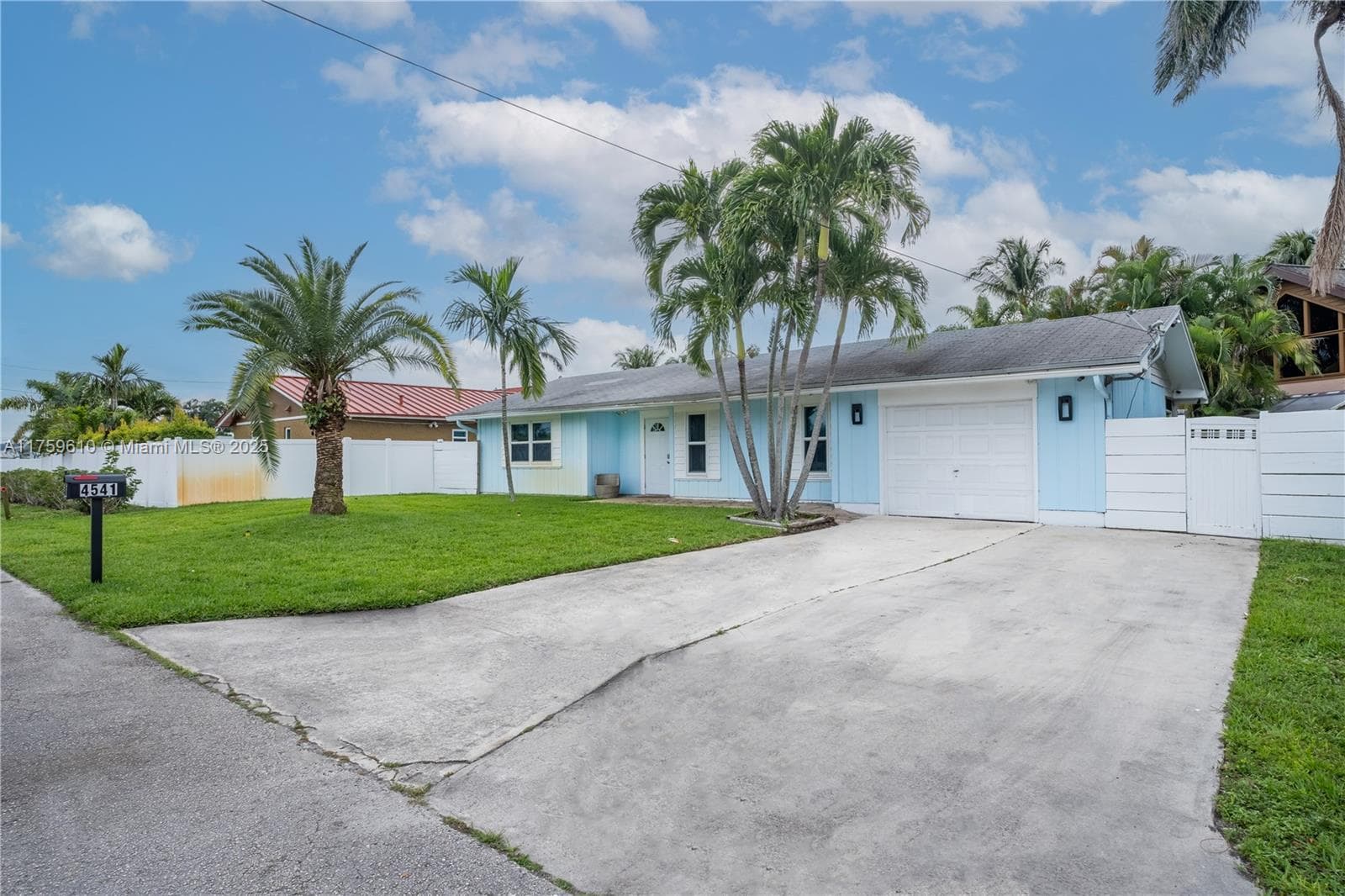 4541 SW 28th Ter photo 3