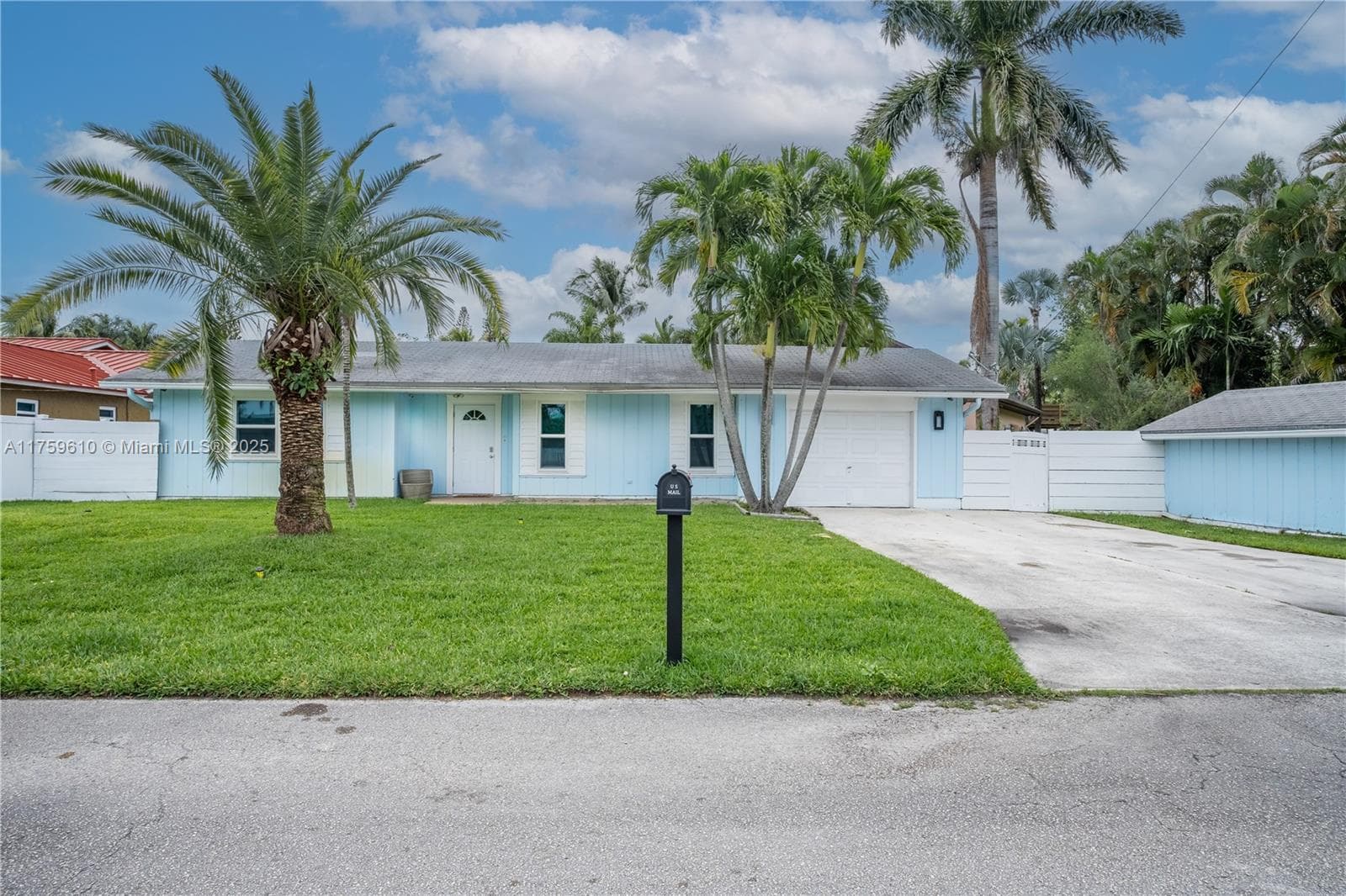 4541 SW 28th Ter photo 1