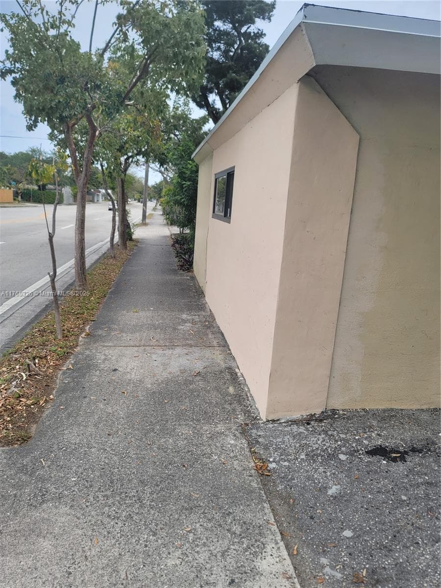1244 NW 7th Ave photo 6