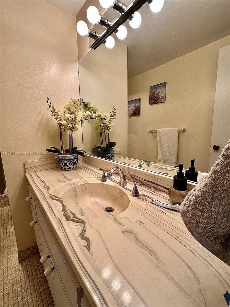 HILLCREST · #1017 in Hollywood - Photo 20