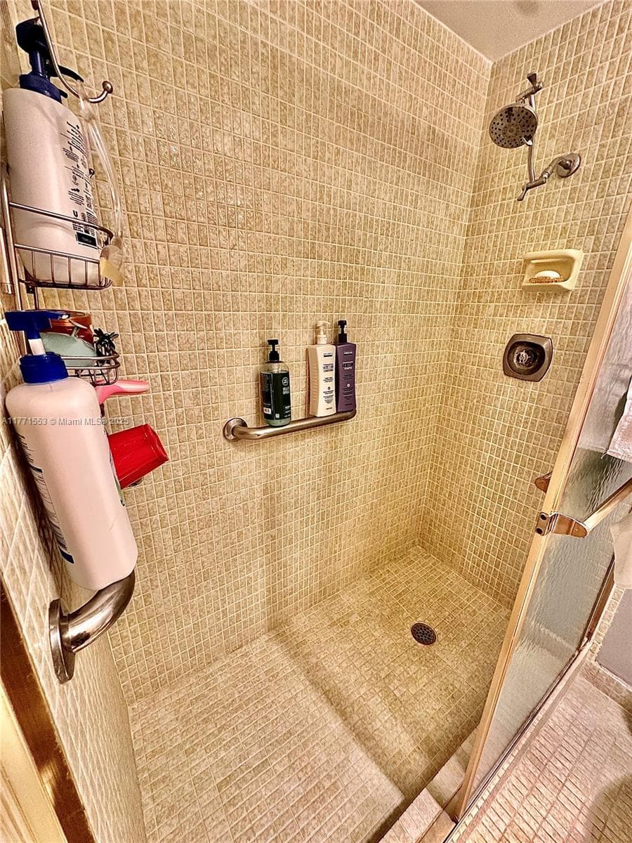 HILLCREST · #1017 in Hollywood - Photo 24