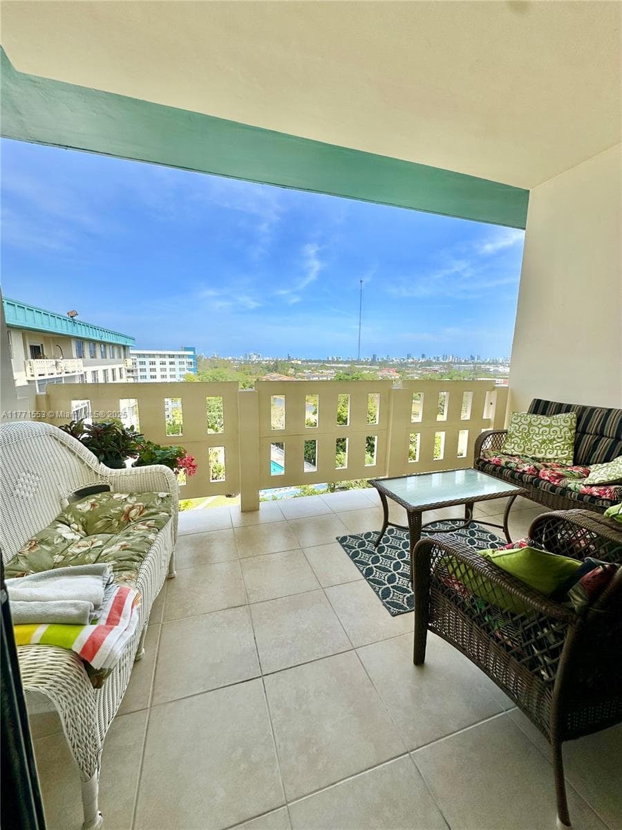 HILLCREST · #1017 in Hollywood - Photo 11