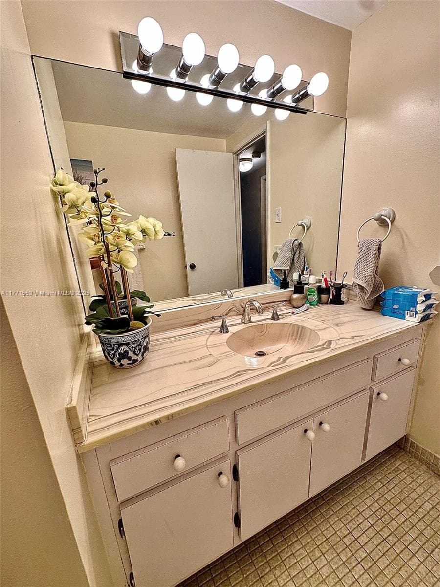 HILLCREST · #1017 in Hollywood - Photo 25