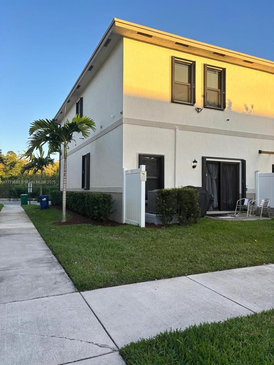 1130 SW 6th Ave #0 photo 2