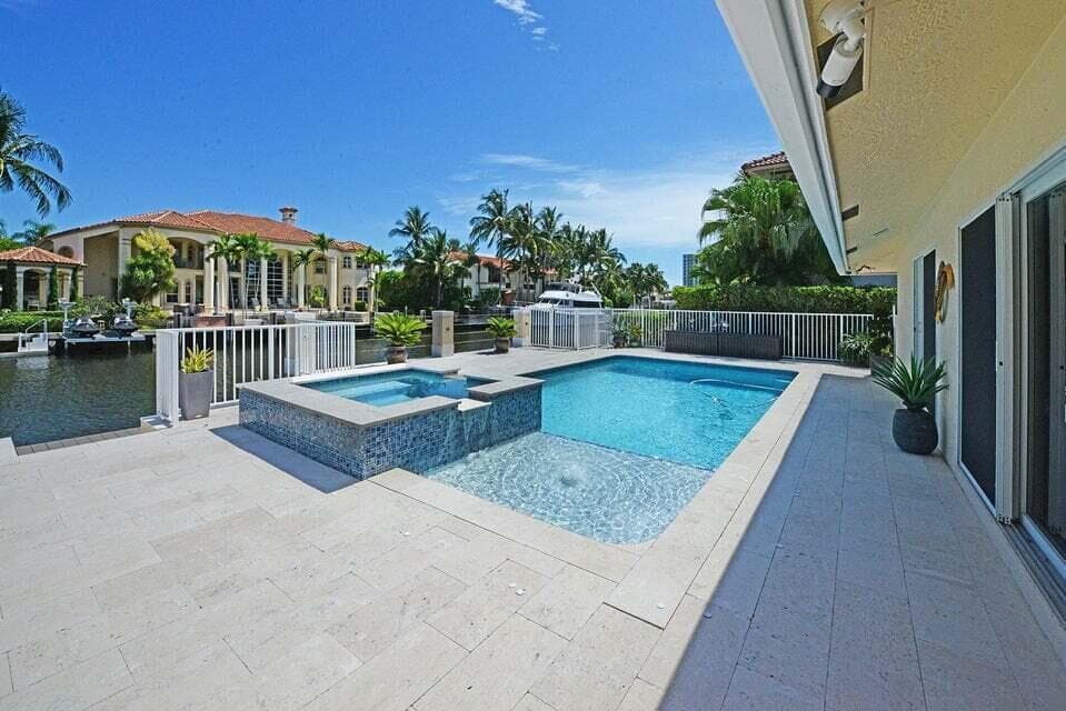 885 NE Mulberry Pool 2