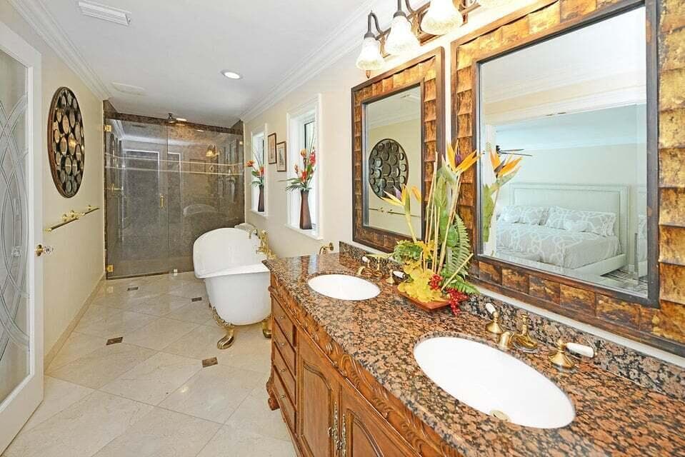 885 NE Mulberry Master Bath