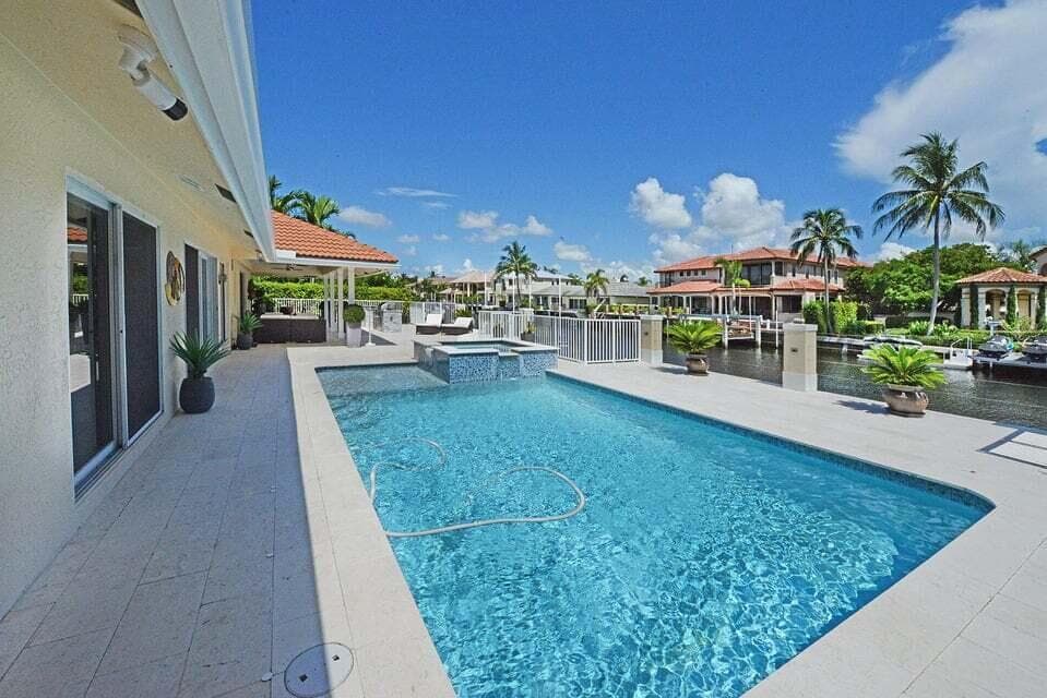 885 NE Mulberry Pool
