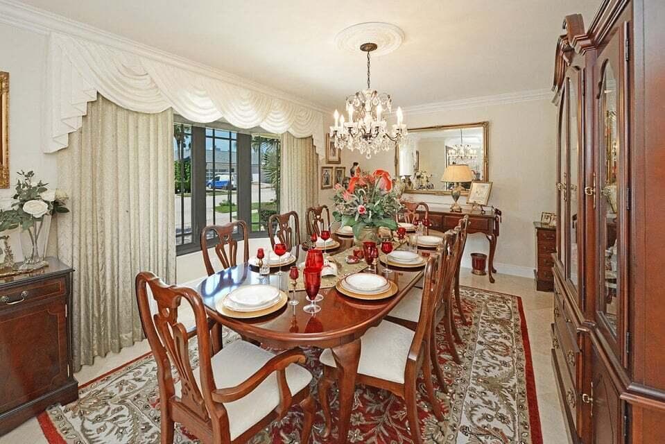 885 NE Mulberry Dining Room