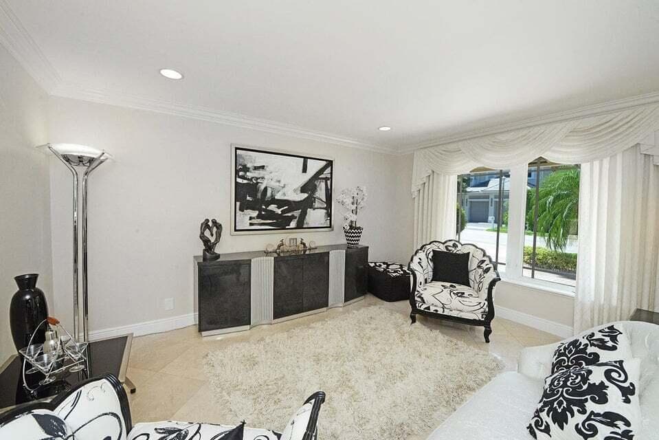 885 NE Mulberry Living Room