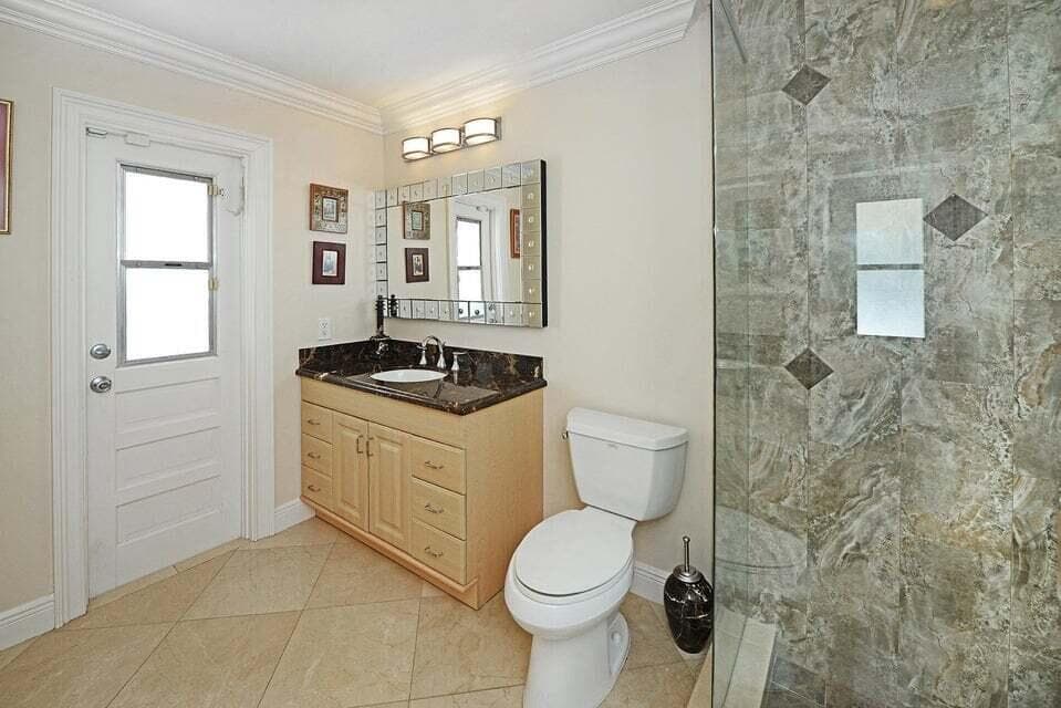 885 NE Mulberry Bath 3
