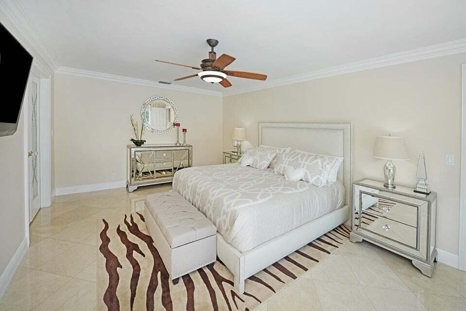 885 NE Mulberry Master Bed