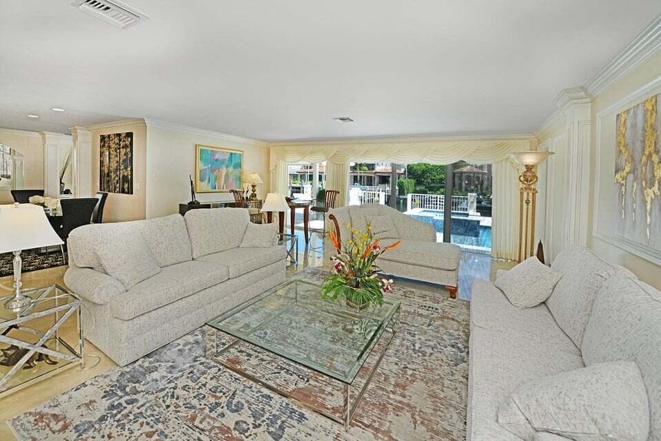 885 NE Mulberry Family Room