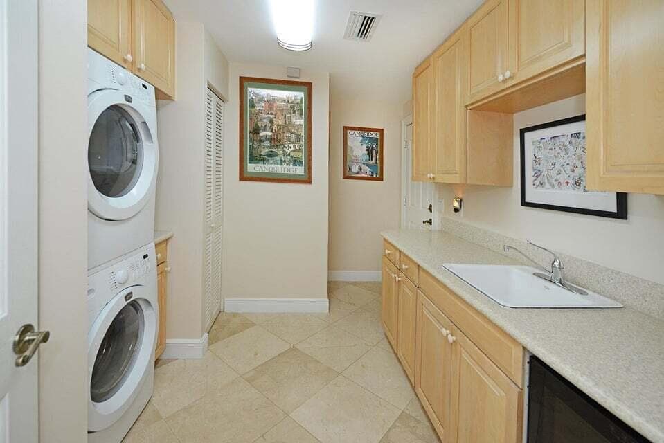 885 NE Mulberry W&D Room