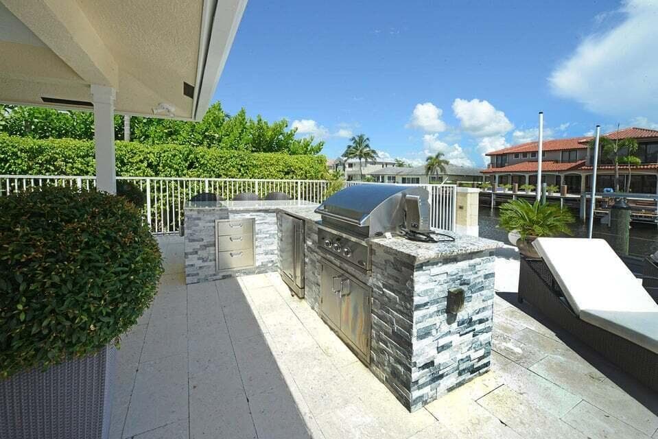 885 NE Mulberry Outdoor Kitchen