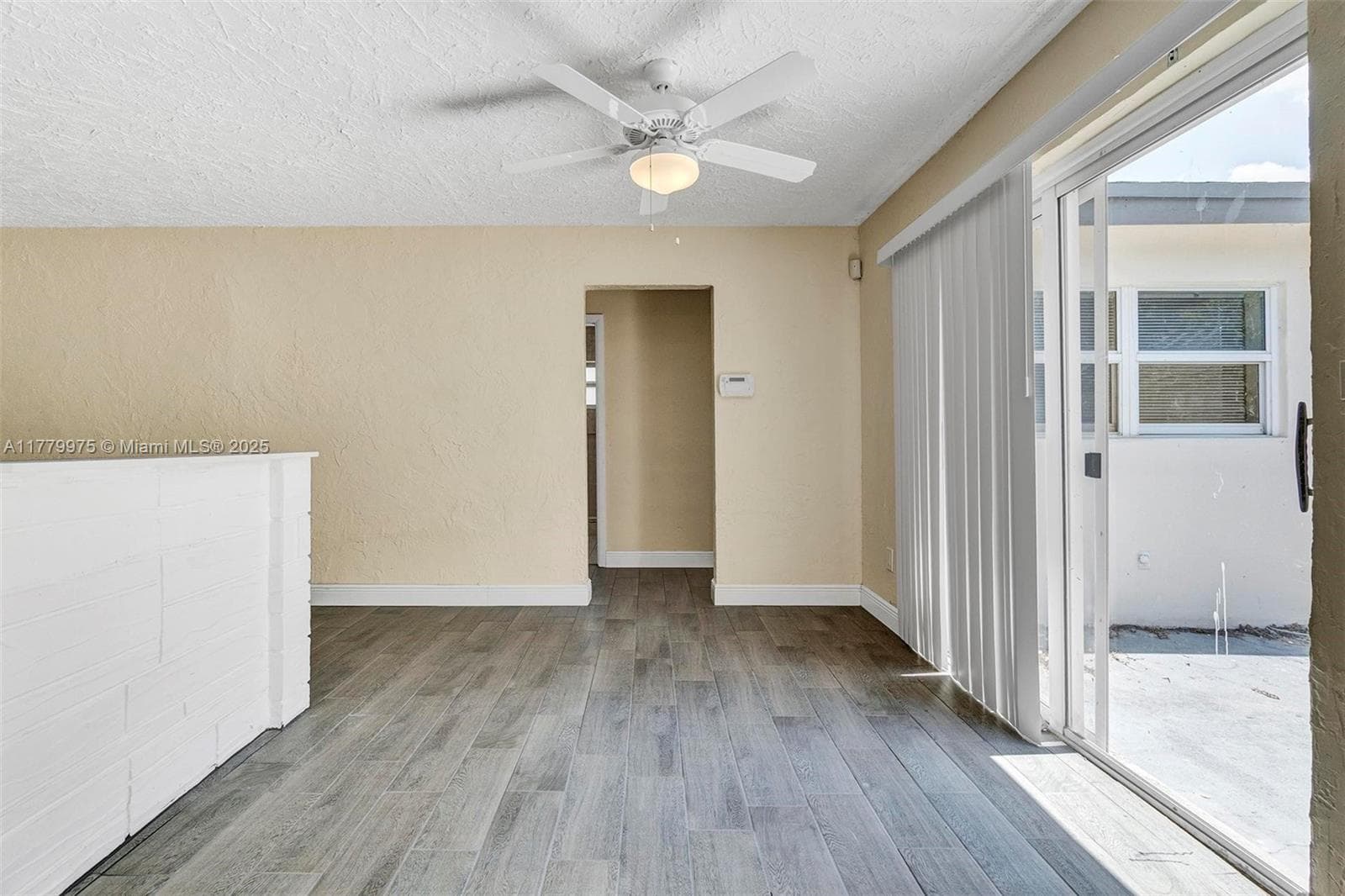 From the breakfast area towards the 2 secondary bedrooms.