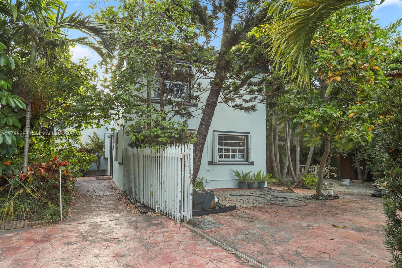 3375 SW 29th Ter photo 4