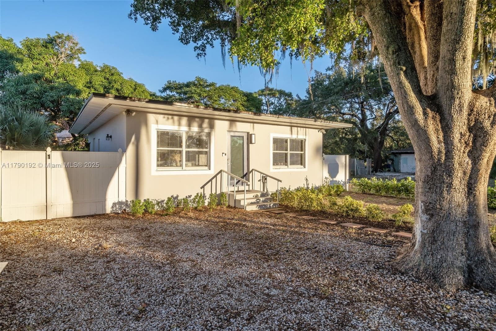 1100 NW 7th Ave photo 4