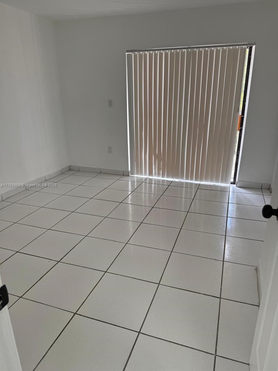 GREEN OAKS I CONDO · #2291 in Hialeah - Photo 9